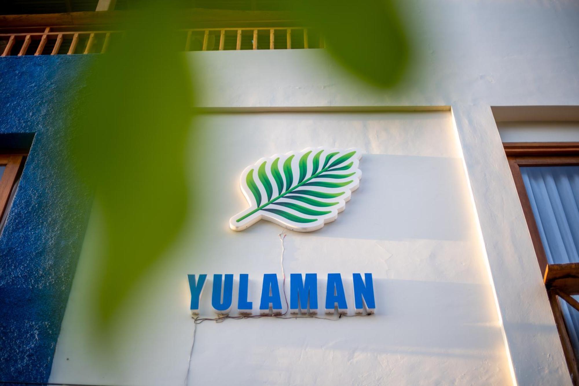 Yulaman Hotel 길리트라왕안 외부 사진